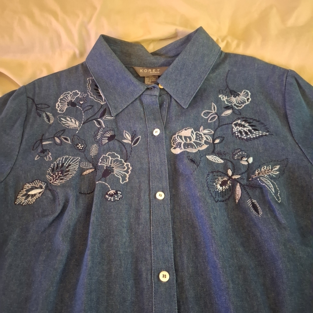 Koret Womem's Denim Blue Floral Embroidered Short Sleeve Shirt - Picture 4 of 7